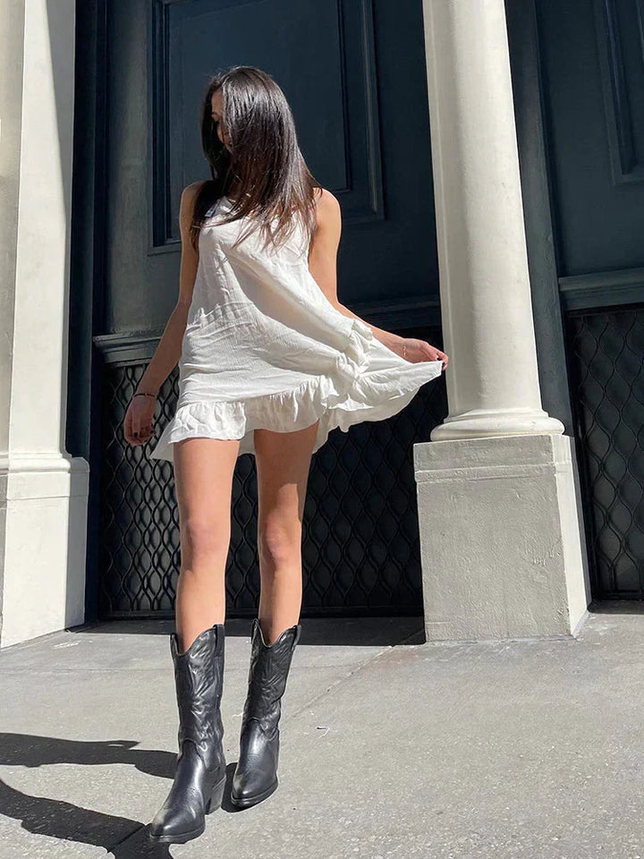 Damesmodel draagt trendy elegante cowboylaarzen met metallic accent. Stijlvolle en comfortabele damesmode.