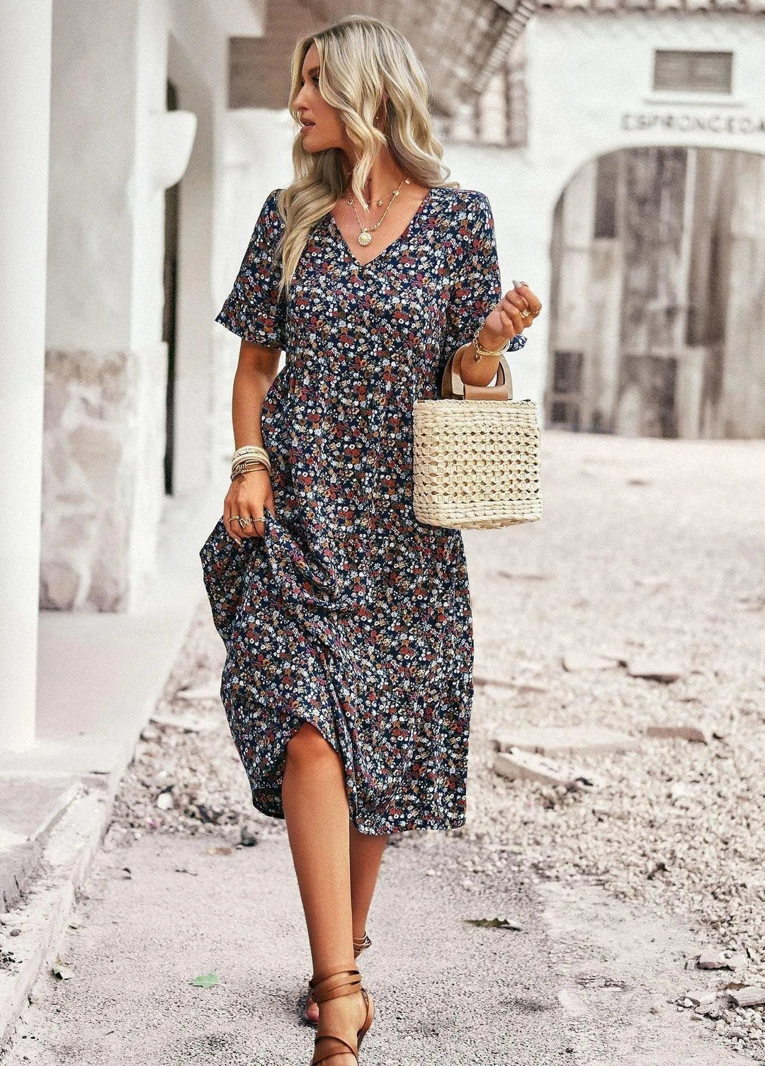 Elegante damesjurk met korte mouwen, een modieuze keuze voor zomerse gelegenheden en vrouwenmode.
