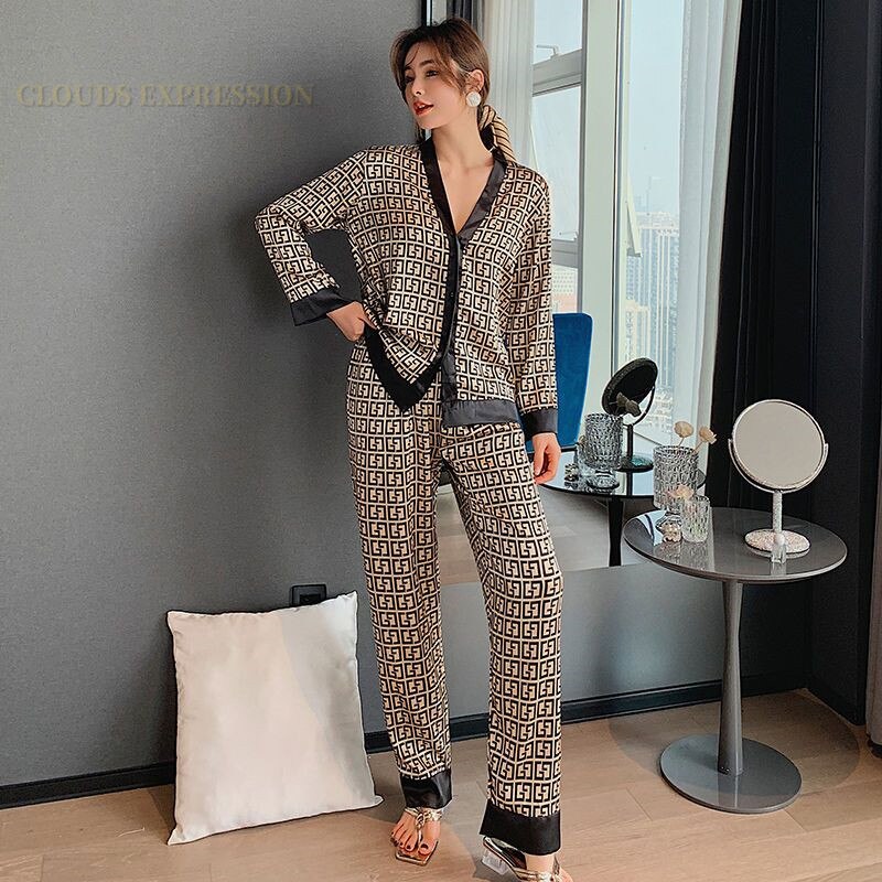 Comfortabele dames nachtkleding, deze pyjamaset combineert zachtheid met elegantie.