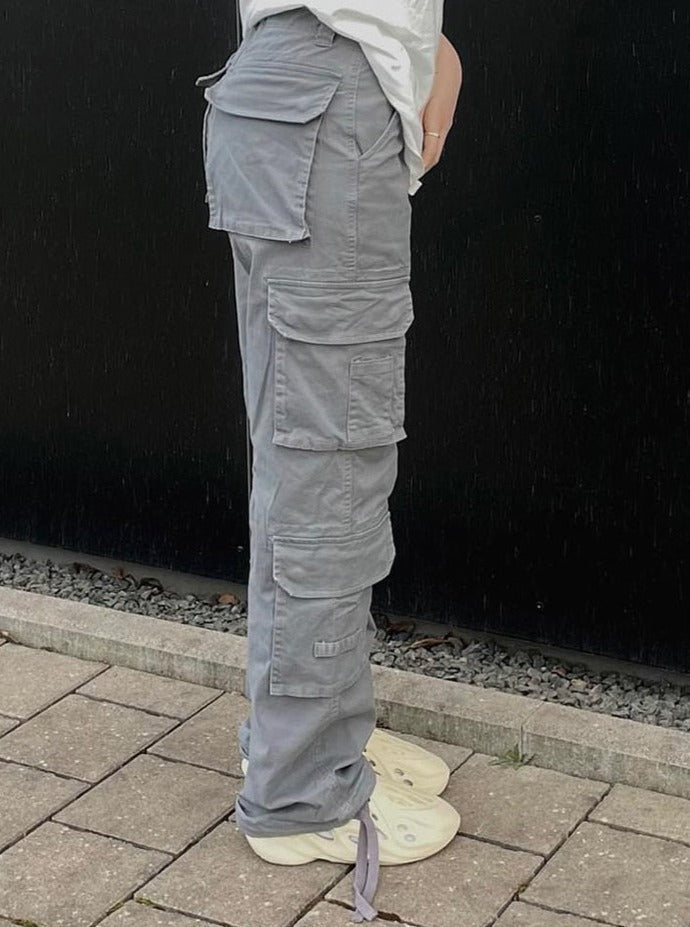 Donkergroene Mila cargo broek voor dames, stoer, loose fit en modieus.