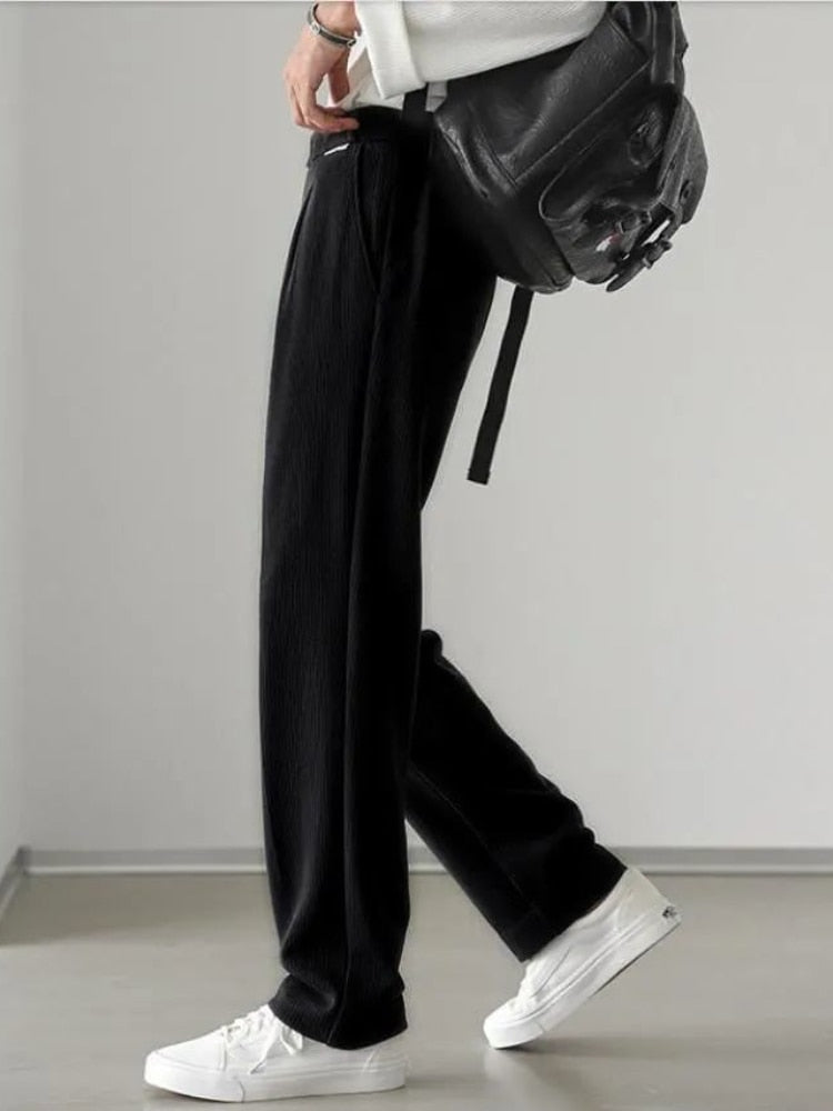 Moderne zwarte heren pantalon; loose fit voor ultiem draagcomfort en een eigentijdse stijl.