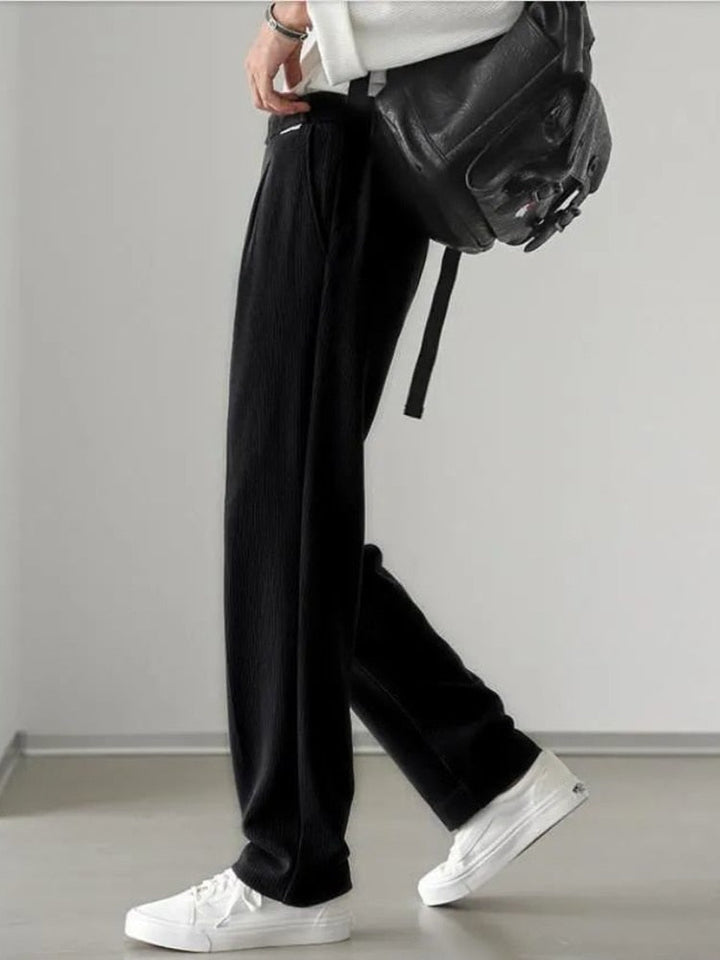 Moderne zwarte heren pantalon; loose fit voor ultiem draagcomfort en een eigentijdse stijl.
