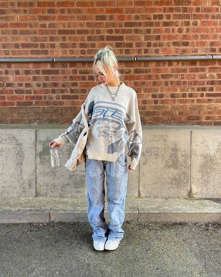 Modieuze dames oversized trui met opvallende print, perfect voor een streetwear look.