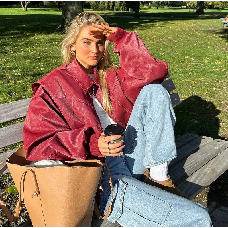 Modern design dames winterjas, rood met trendy patchwork details, korte stijl.