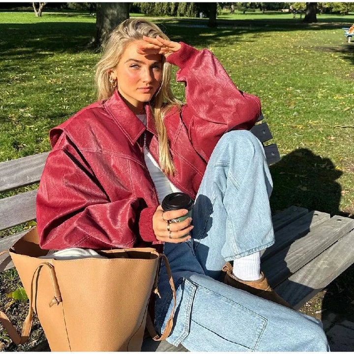 Modern design dames winterjas, rood met trendy patchwork details, korte stijl.
