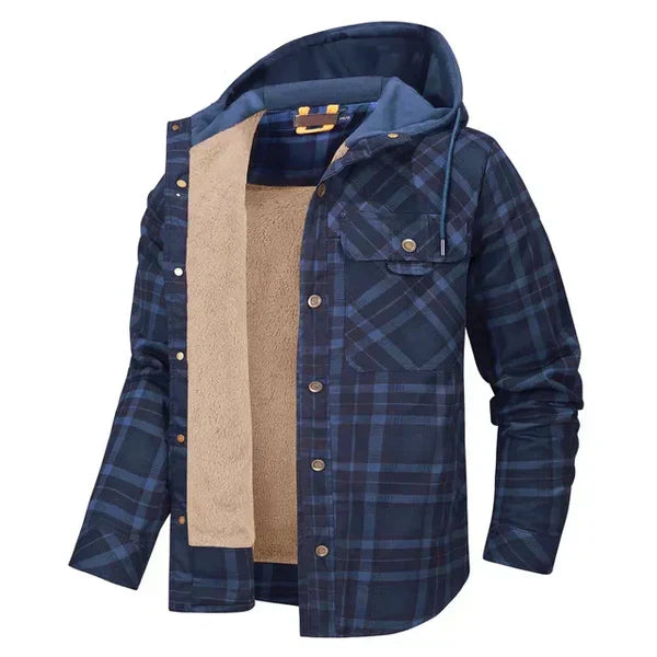 Man draagt een casual geruit overshirt met capuchon, perfect voor een ontspannen herfstoutfit.