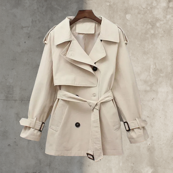 Klassieke dames trenchcoat met stijlvolle dubbele rij knopen en verstelbare riem, perfect voor modebewuste vrouwen.