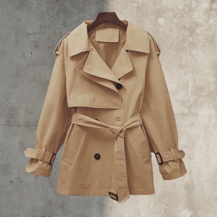 Tijdloze dames trenchcoat met riem en dubbele knopen voor een elegante, weerbestendige tussenjas look.