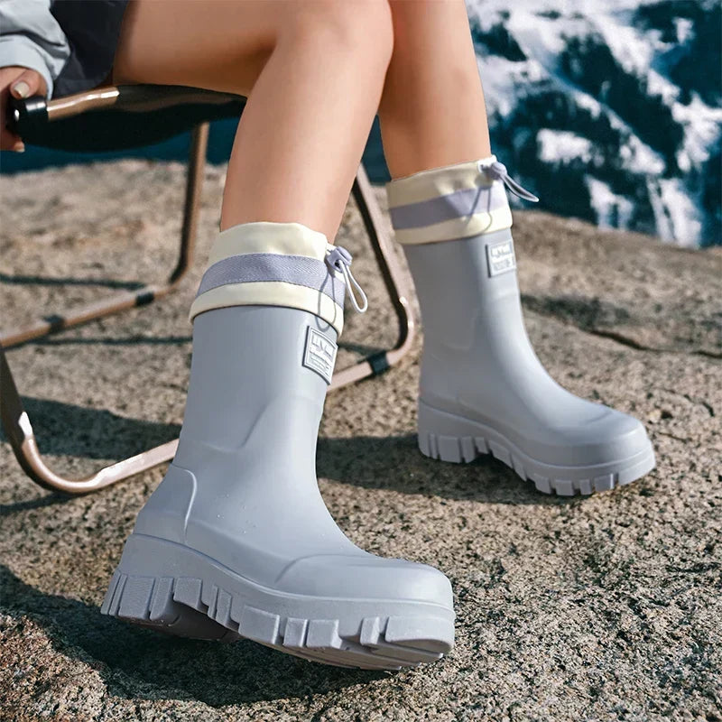 Halfhoge dames retro regenlaarzen Arlena, waterdicht en met antislipzool, perfect voor tuinieren.