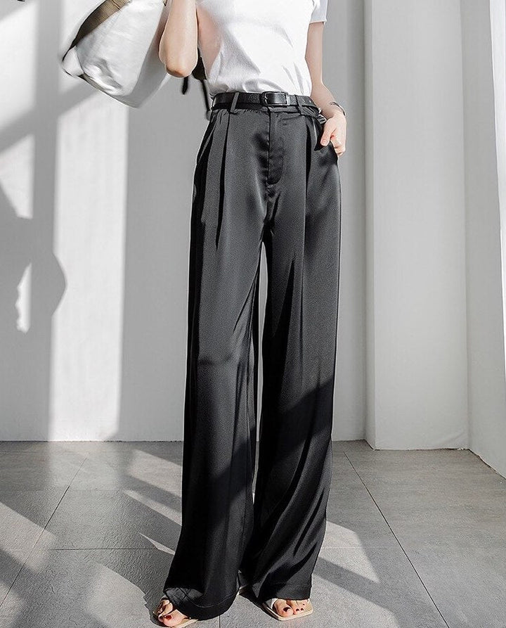 Elegante satijnen damesbroek, perfect voor chique gelegenheden. Stijlvol en comfortabel voor vrouwenmode.