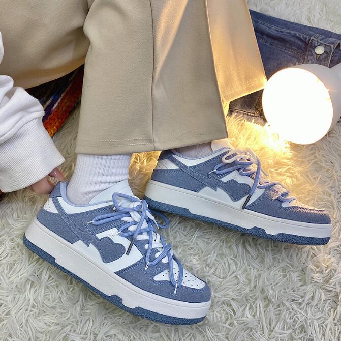 Veelzijdige DoortjesSneakers voor dames, biedt comfort en stijl als trendy damesschoenen voor elke actieve dag.