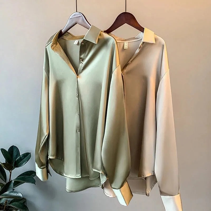 Witte Myra damesblouse met lange mouwen, luxe en klassieke stijl, ideaal voor een elegante look.