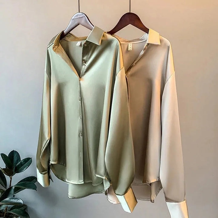 Witte Myra damesblouse met lange mouwen, luxe en klassieke stijl, ideaal voor een elegante look.