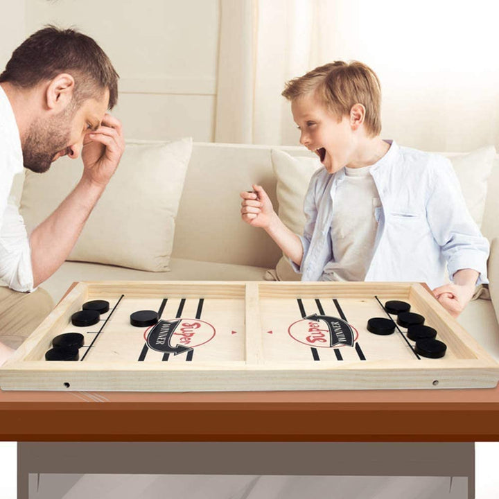 Interactief houten tafelhockey familiespel; perfect voor een gezellige spelletjesavond met kinderen en volwassenen.