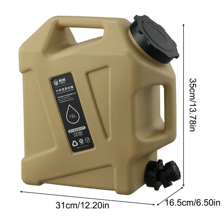 Drie opgerolde 12L AquaTrek watercontainers in zwart, khaki en groen. Perfect voor draagbaar drinkwater outdoor.