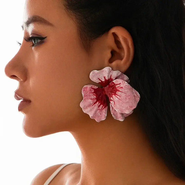 Dames opvallende bloemen oorbellen, kleurrijk sieraad, trendy accessoires voor feestelijke gelegenheden.