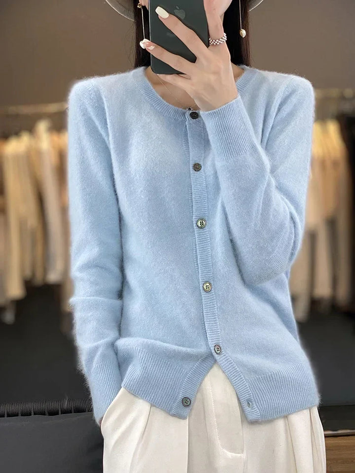 Stijlvol damesvest met ronde hals, perfect over een blouse of shirt voor een complete outfit.
