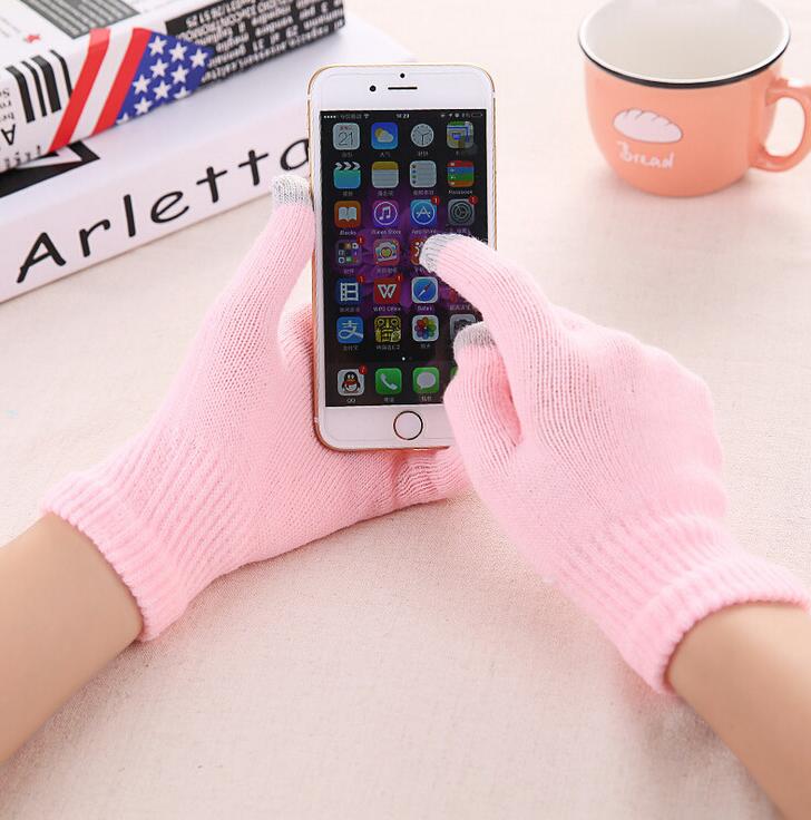 Detailopname: Zachte fluffy dames handschoenen, touchscreen compatibel, waterdichte winteraccessoire.