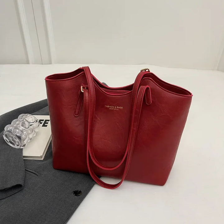 Grote vintage schoudertas voor vrouwen, gemaakt van hoogwaardig vegan leer, comfortabel en functioneel.