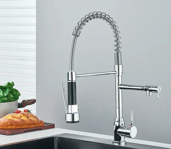 Stijlvolle zwarte of chroom gebogen keukenkraan. Moderne 360 graden draaibare gootsteenkraan voor keuken.