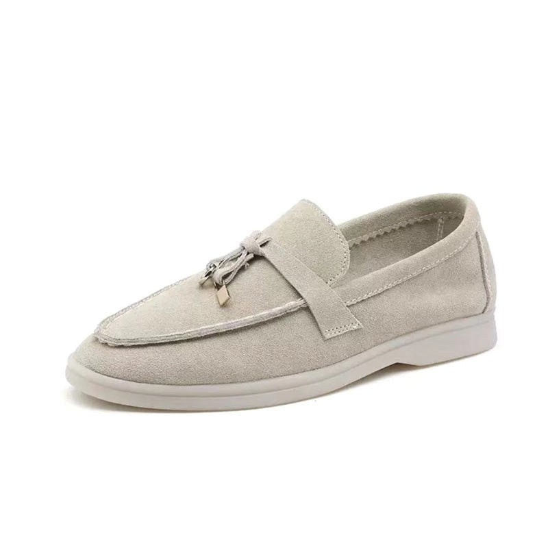 Beige dames loafers met gepunte teen. Zomerse en comfortabele schoenen met een elegante afwerking.