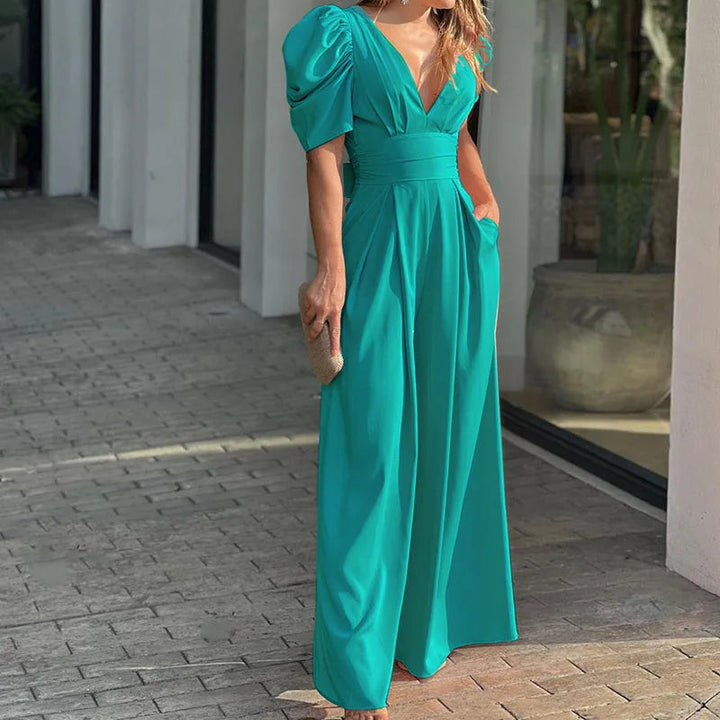 Modieuze dames jumpsuit van Hoymans met wijde pijpen en romantisch strikdetail, ideaal voor zomer en feest.