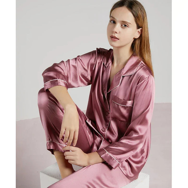 Vrouw draagt comfortabele damespyjama set, ontspannen op de bank.