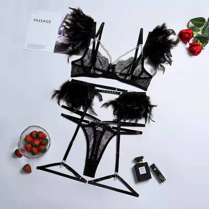 Rode Mirella driedelige set: sexy bh, bijpassende slip en jarretelgordel voor dames.