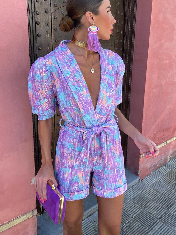 Vrouwen playsuit met opvallende festivalprint en riem, perfect voor festivals, stranddagen en zomerse avonden.