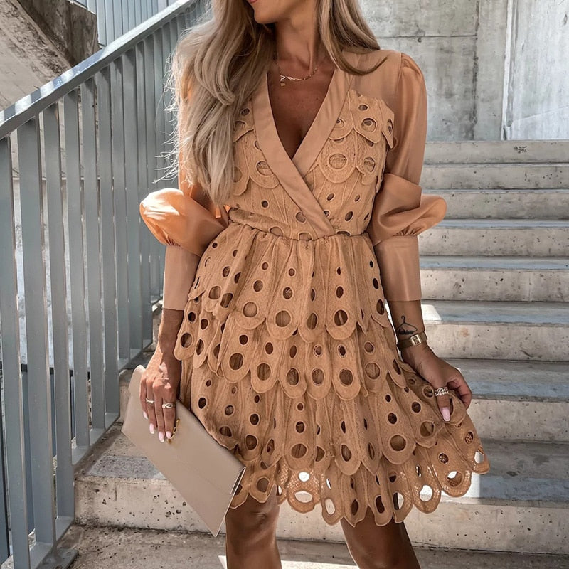 Elegante abrikooskleurige PaulaDress zomerjurk voor dames, perfect voor een stijlvolle zomerlook.