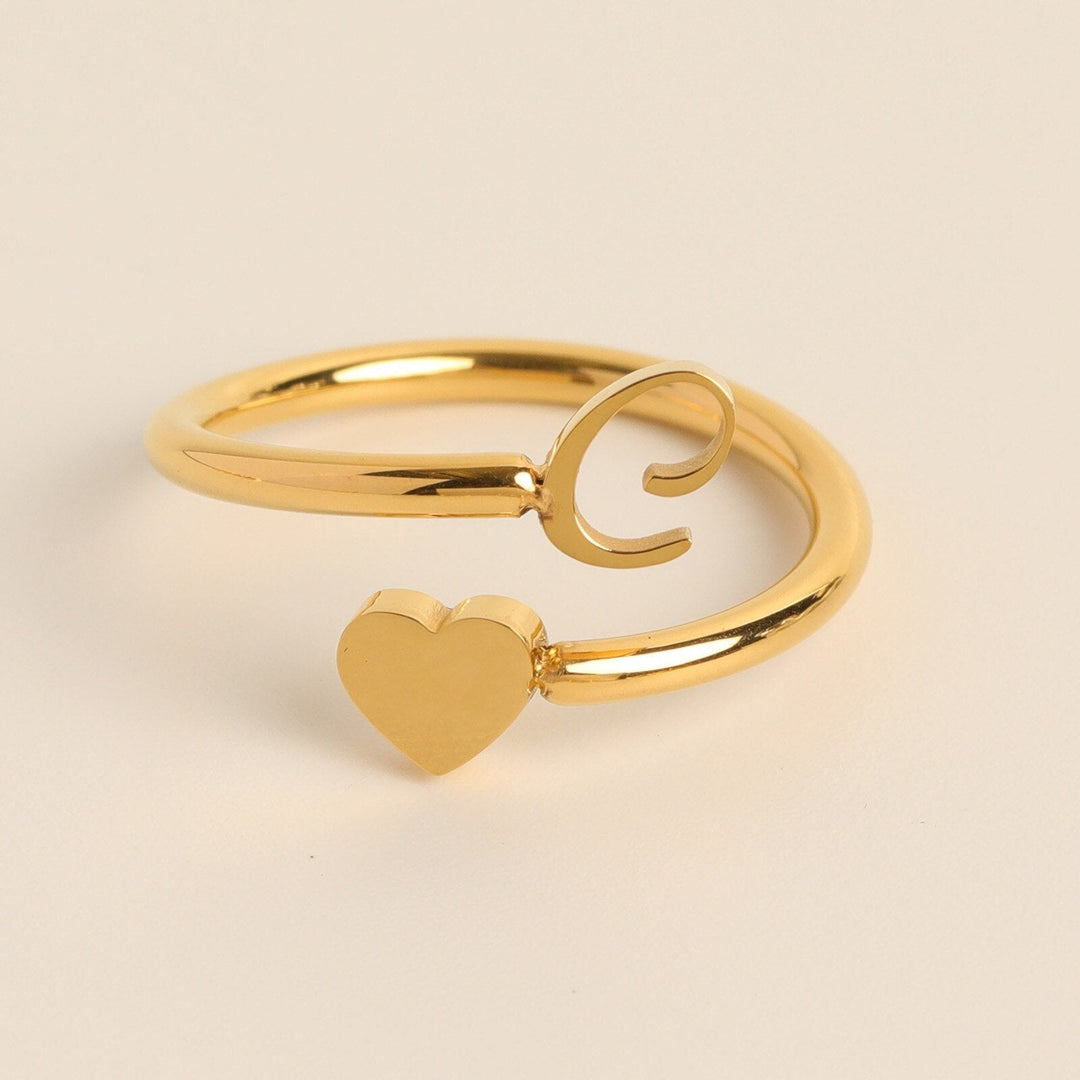 Verstelbare dames initialenring, hart design, goudkleurig, perfect persoonlijk cadeau.