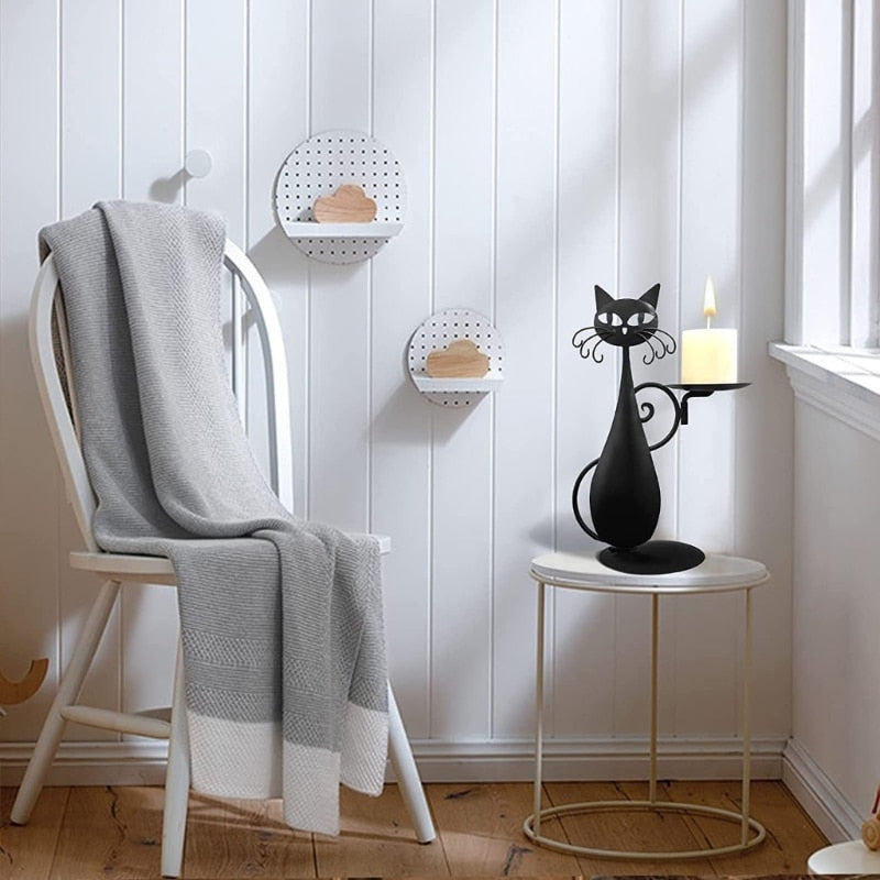 Decoratieve kaarsenhouder in de vorm van een zwarte kat, ideaal voor interieur.