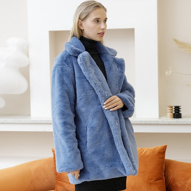 Zachte teddy jas dames, warm en comfortabel. Trendy winterjas met chique uitstraling en losse pasvorm.