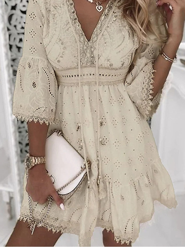 Geborduurde witte boho jurk voor dames met stijlvolle V-hals en zwierige flare mouwen.