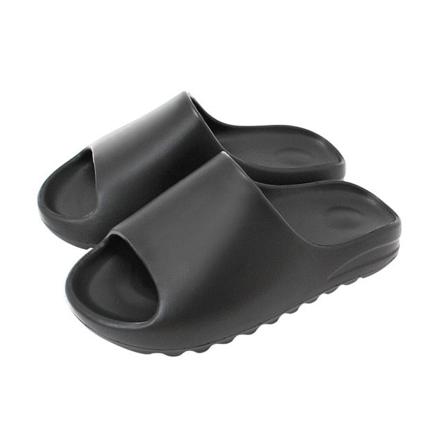 Vrolijke unisex instapslippers, ideaal als badslippers voor dames & heren; comfortabel, antislip en lichtgewicht.