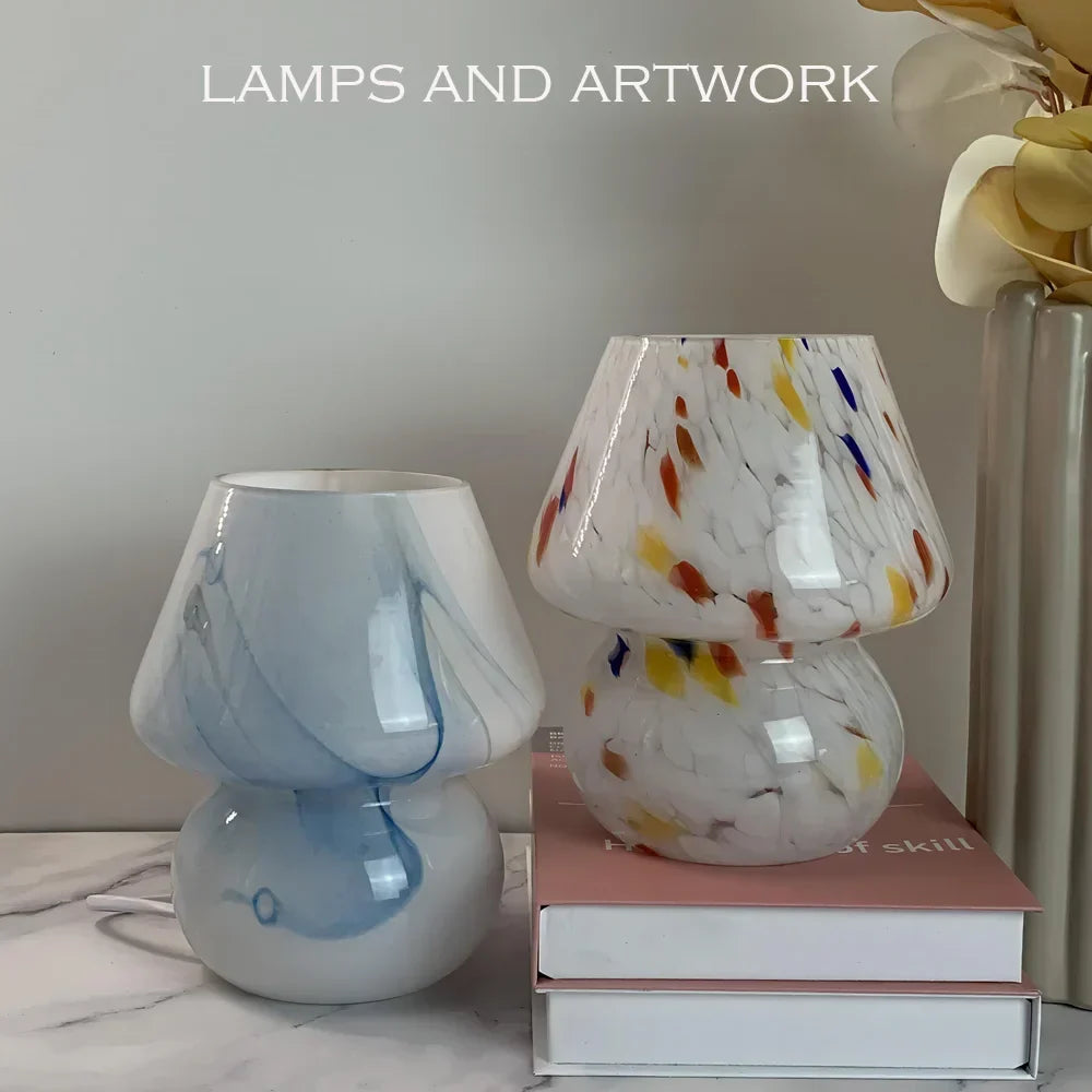 Decoratieve glazen paddenstoellamp als sfeerverlichting op een nachtkastje in een moderne slaapkamer.
