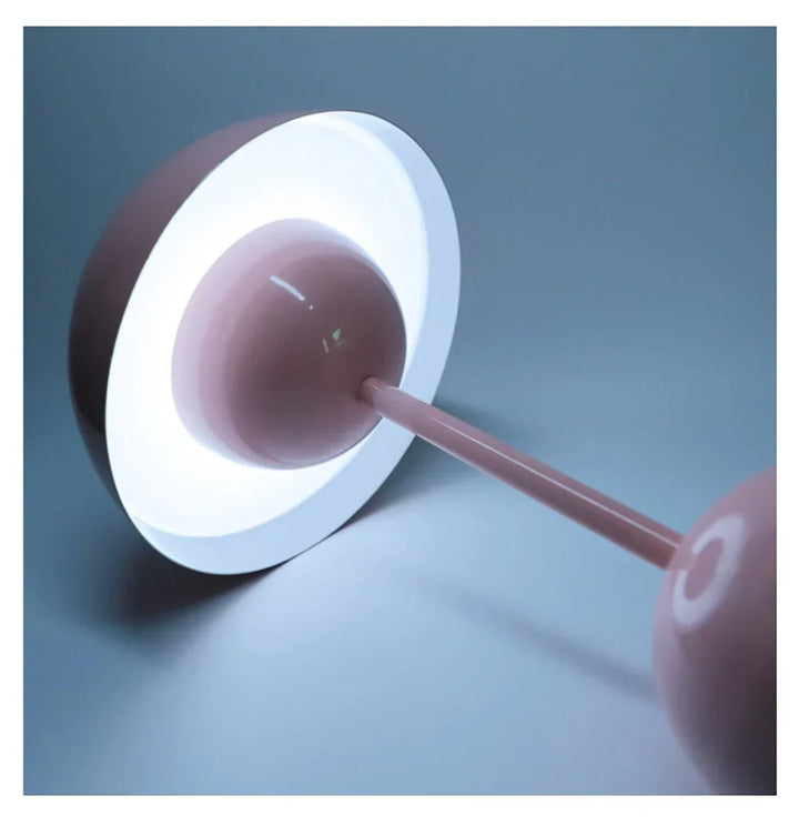 Design tafellamp MushLuxe, trendy paddestoelvormige LED lamp voor een moderne interieurdecoratie.