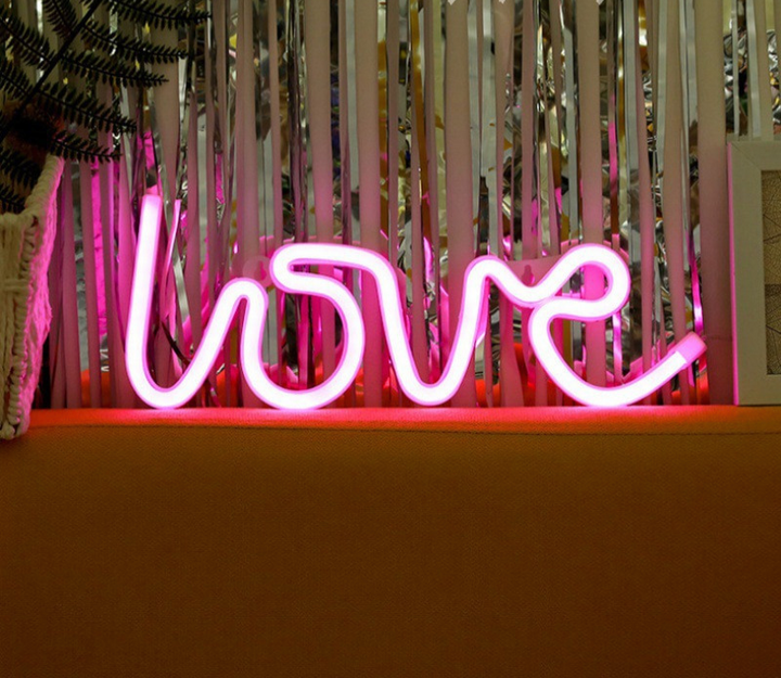 Love neon verlichting met felle rode LED letters. Perfect voor romantische sfeer in woonkamer of slaapkamer.