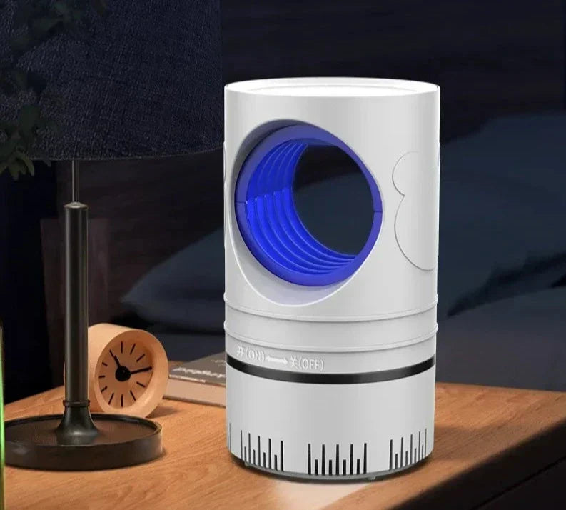 Witte elektrische muggenlamp, stijlvolle en stille insectenvanger met UV-licht voor modern interieur.