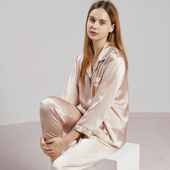 Hoogwaardige dames pyjama set, garandeert luxe comfort en duurzame nachtmode.