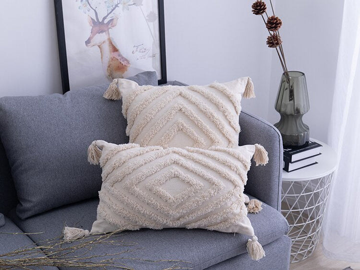 Minimalistische boho sierkussensloop met subtiele textuur, voor een elegante en rustgevende interieursfeer.