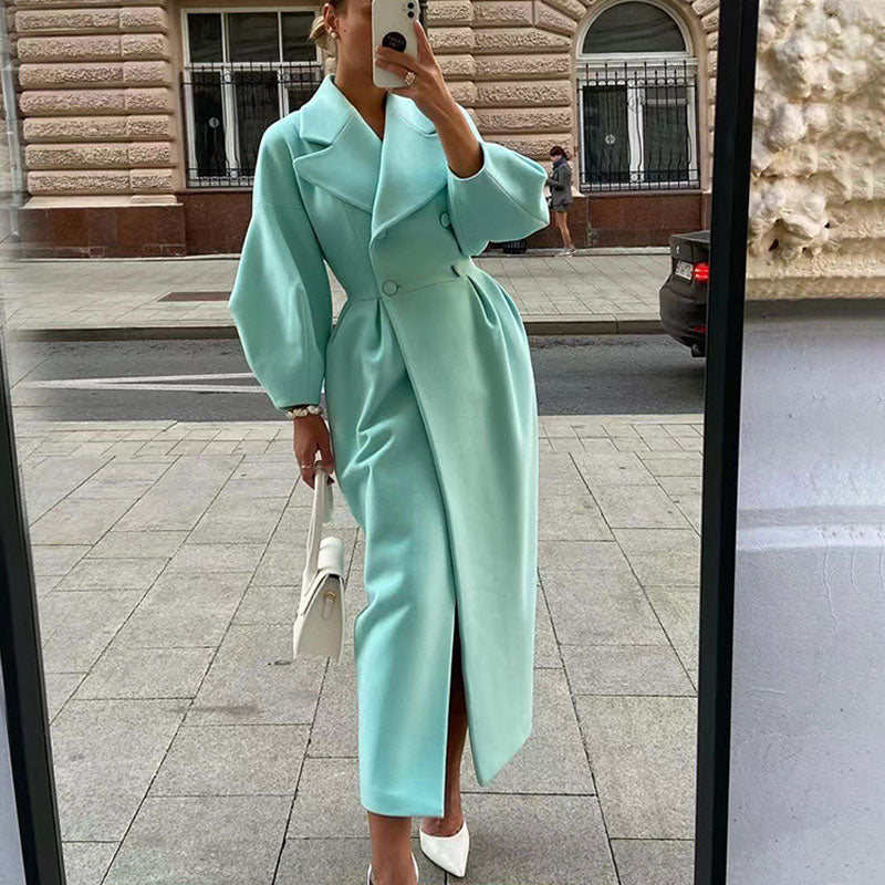 Elegante damesjas, lang en tijdloos, voor een sophisticated winterlook.