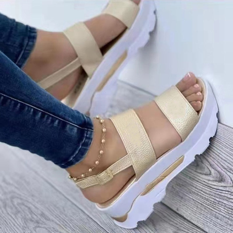 Stijlvolle dames zomer plateau sandalen, comfortabel en trendy. Perfect voor casual en vakantie outfits.