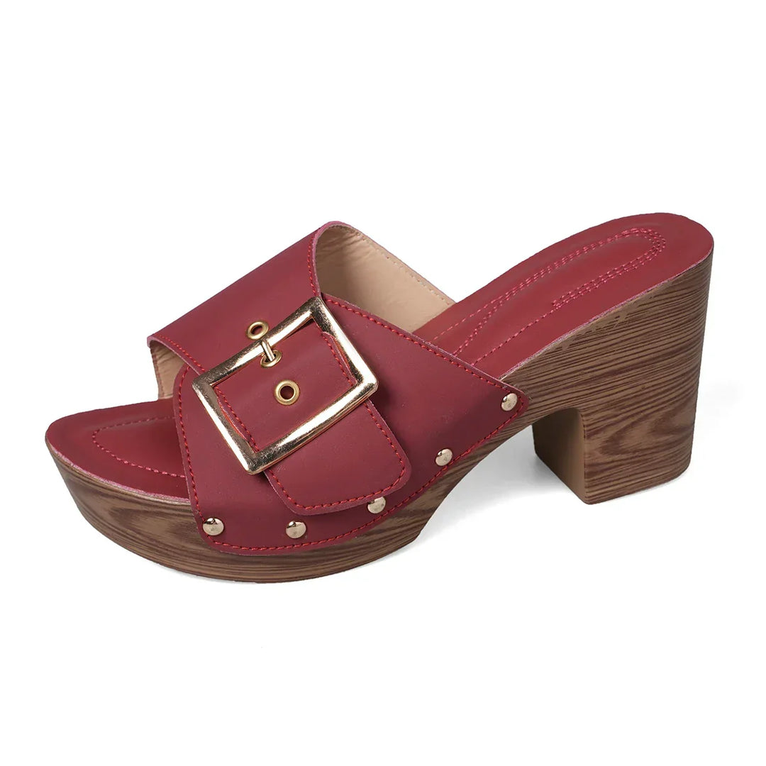 Casual dames sandaal met plateauhak en handig slip-on model. Comfortabele en trendy zomerschoen voor mode.