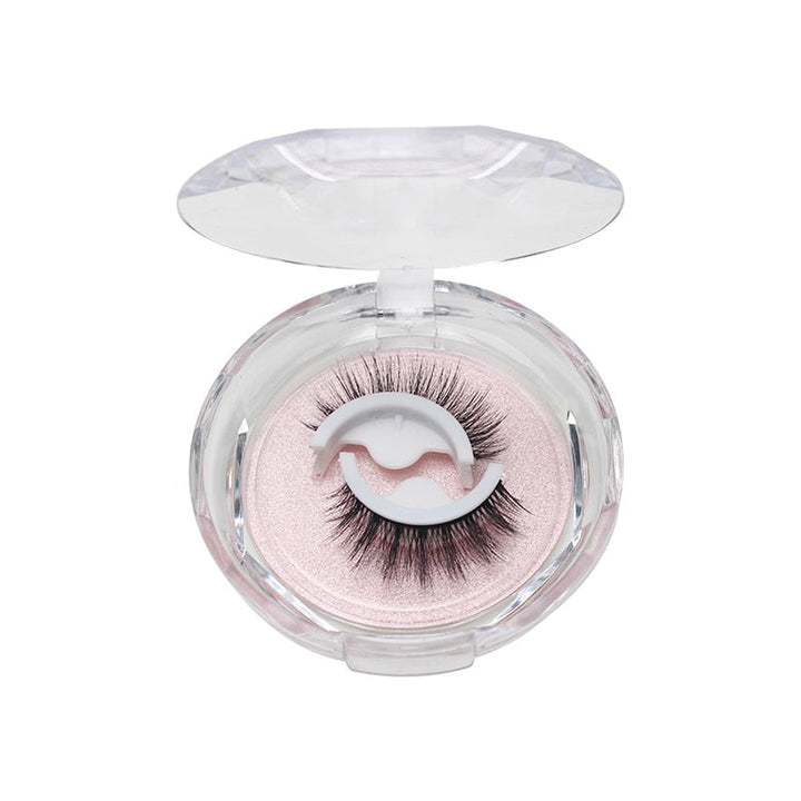 Verpakking van herbruikbare zelfklevende nepwimpers. Essentiële beauty accessoires voor dames.