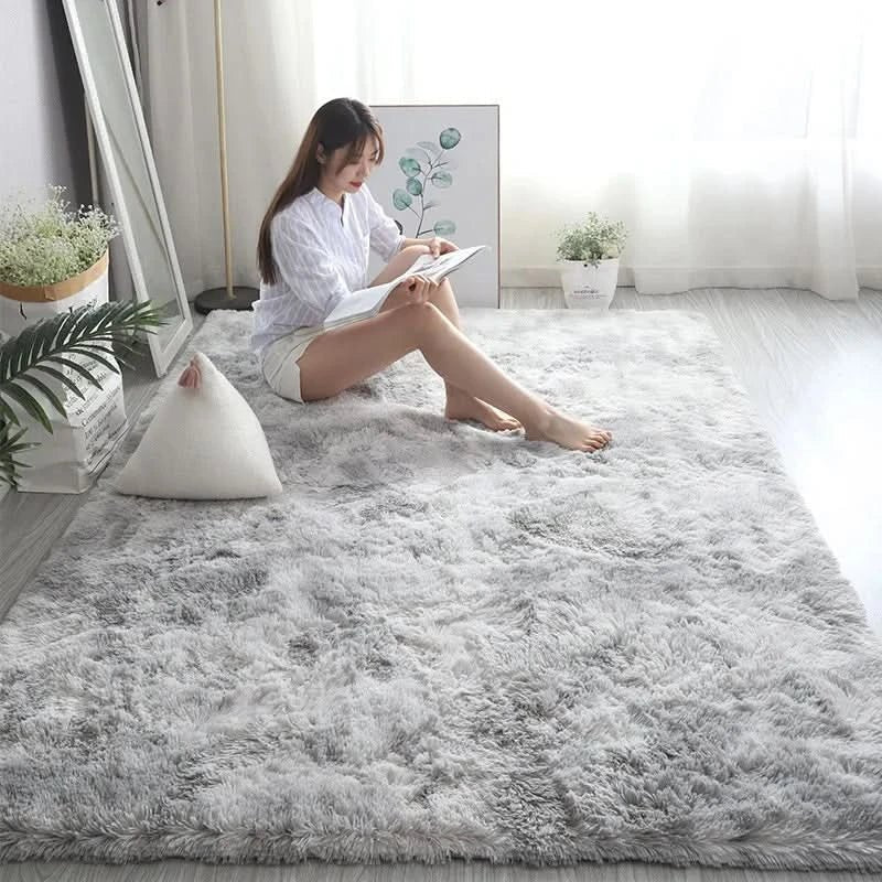 Zacht kunstbont tapijt met luxueuze textuur en subtiel gradient patroon. Ideaal voor comfort in elke kamer.