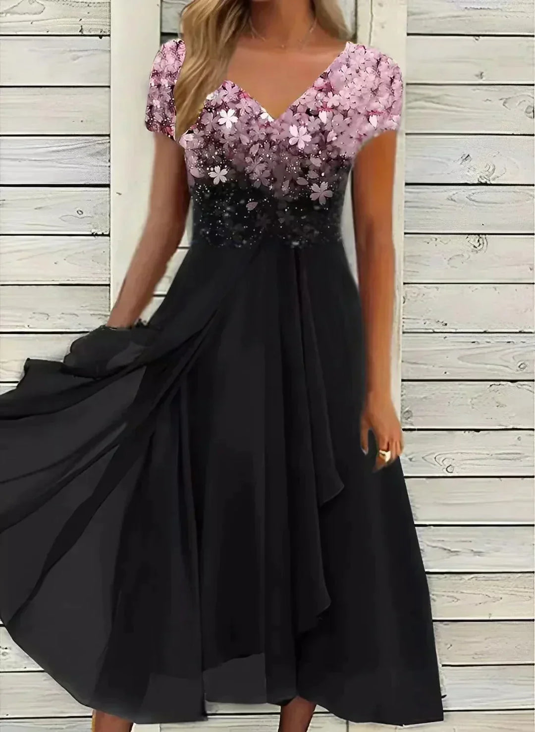 Modieuze midi jurk met vrolijke bloemenprint en V-hals, ideaal als zomerjurk of feestjurk.