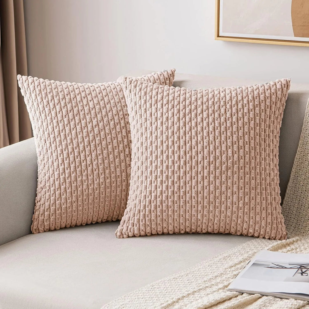 Comfortabele corduroy kussenhoes, ideaal voor zachte huisdecoratie in de woonkamer.