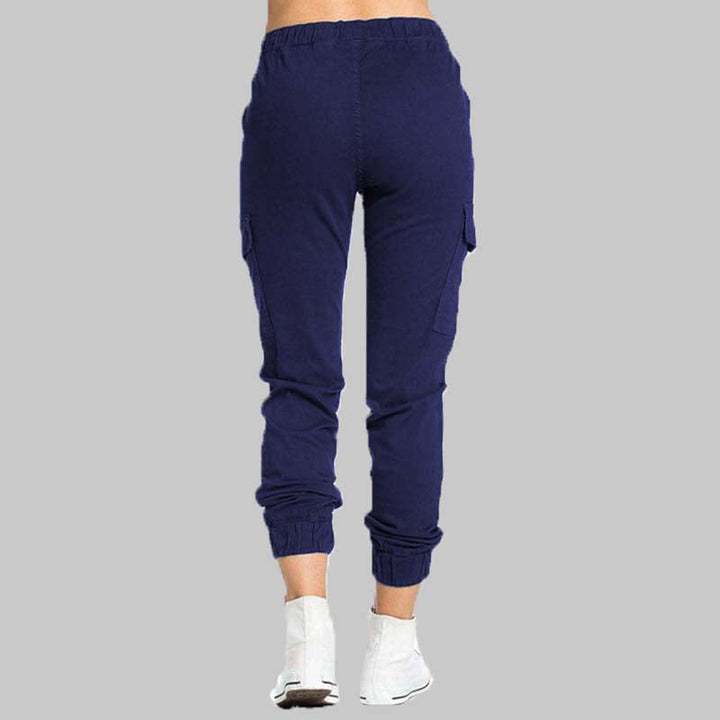Dames cargo broek Nova, met een focus op comfort en trendy details, veelzijdig en stijlvol.