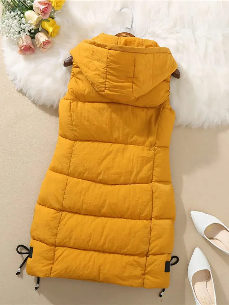 Gewatteerde dames bodywarmer met afneembare capuchon, perfect voor buitenactiviteiten.